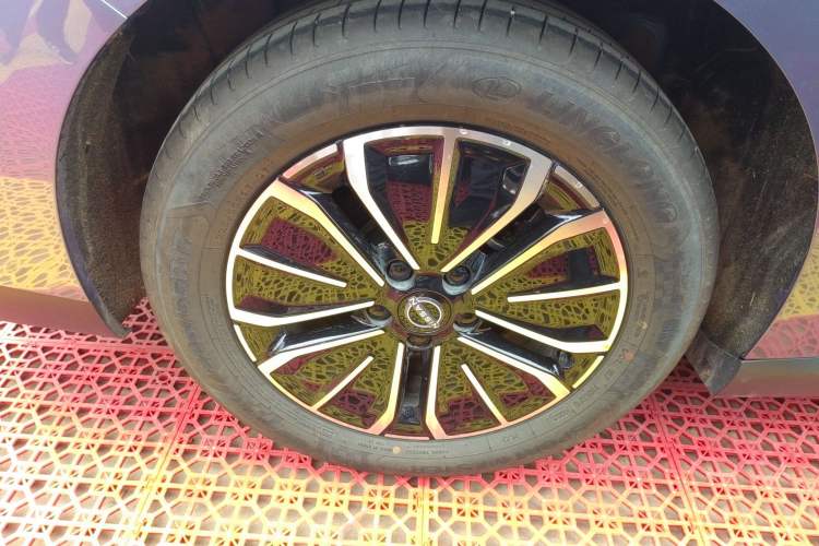 Used Nissan N6 2026 Model 180 Max Exterior 5