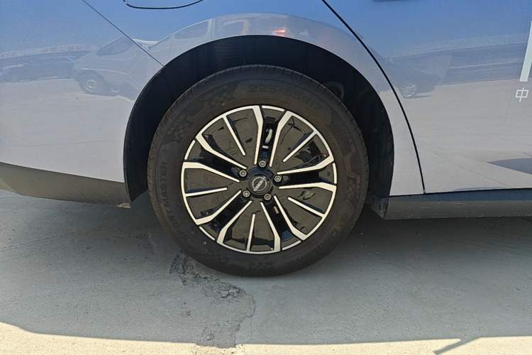 Used Nissan N6 2026 Model 180 Max Exterior 5