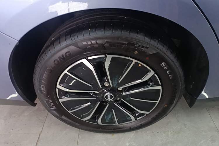 Used Nissan N6 2026 Model 180 Max Exterior 5