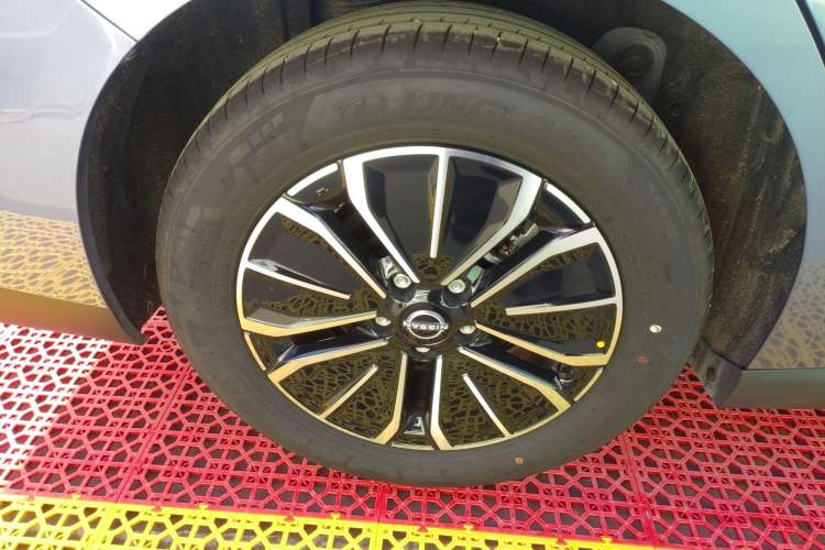 Used Nissan N6 2026 Model 180 Max Exterior 5
