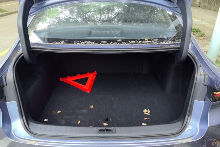 Used Nissan N6 2026 Model 180 Max Trunk