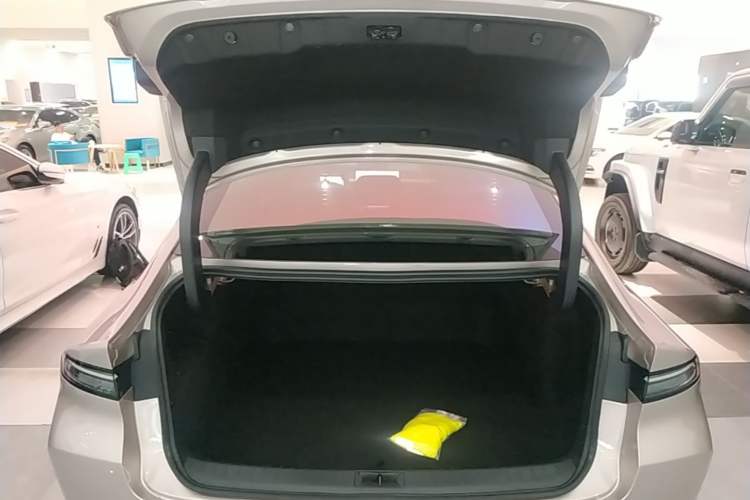 Used Nissan N6 2026 Model 180 Max Trunk