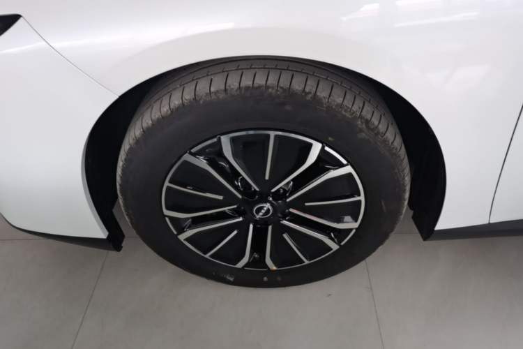 Used Nissan N6 2026 Model 180 Max Exterior 4