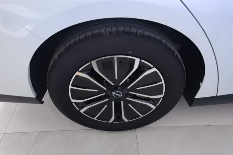 Used Nissan N6 2026 Model 180 Max Exterior 5