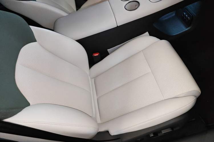 Used Nissan N7 2025 625 Max Right Front Seat