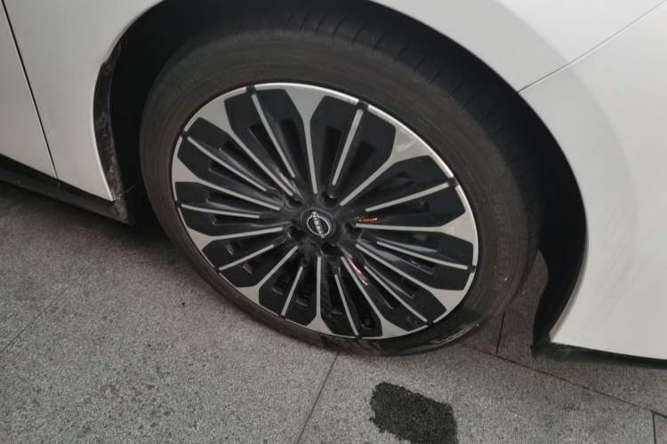 Used Nissan N7 2025 625 Pro Right Front Wheel Hub