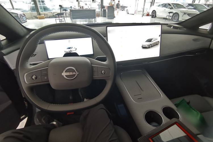 Used Nissan N7 2025 625 Max Center Console