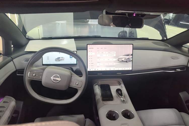 Used Nissan N7 2025 510 Pro Center Console