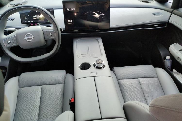 Used Nissan N7 2025 625 Max Center Console