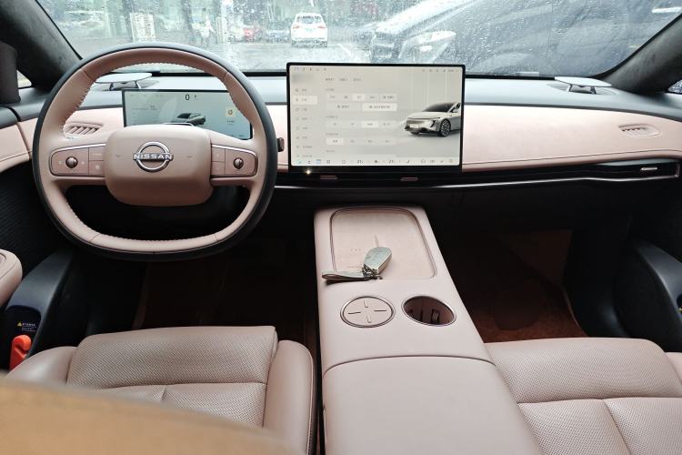 Used Nissan N7 2025 625 Max Center Console