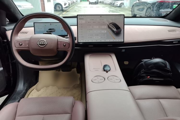 Used Nissan N7 2025 625 Max Center Console