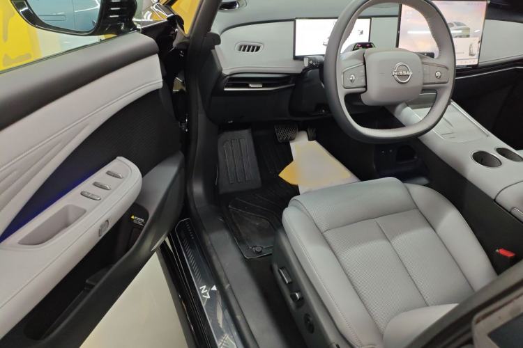 Used Nissan N7 2025 625 Max Driver Seat