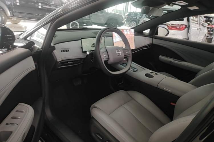 Used Nissan N7 2025 625 Pro Driver Seat