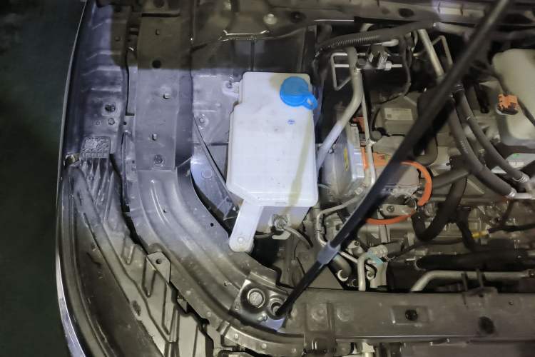 Used Nissan N7 2025 625 Pro Engine Bay Right
