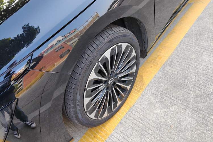 Used Nissan N7 2025 510 Pro Exterior 4