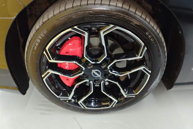 Used Nissan N7 2025 625 Max Exterior 4