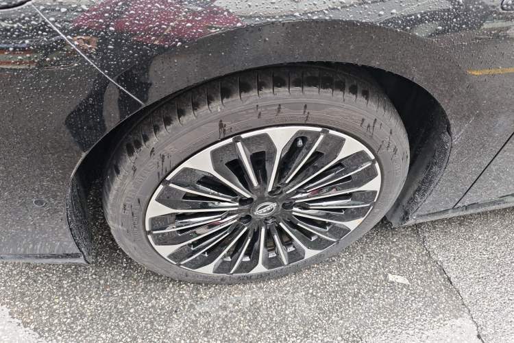 Used Nissan N7 2025 625 Max Exterior 4