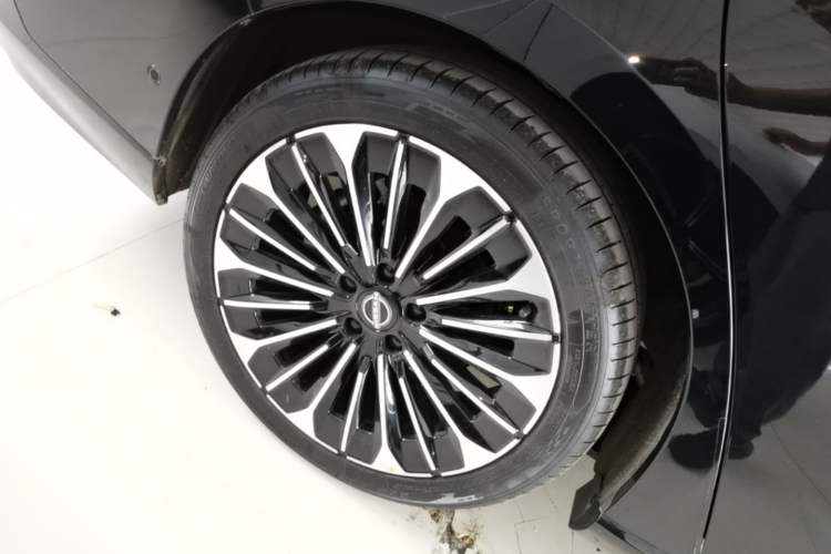 Used Nissan N7 2025 625 Max Exterior 5