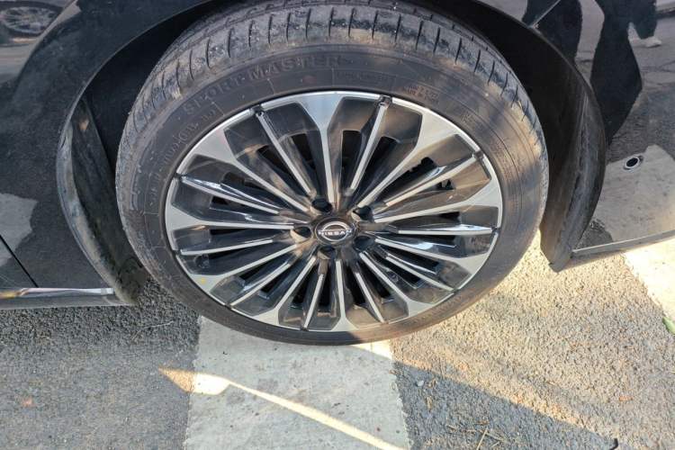 Used Nissan N7 2025 625 Max Exterior 7