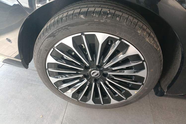 Used Nissan N7 2025 510 Max Exterior 8