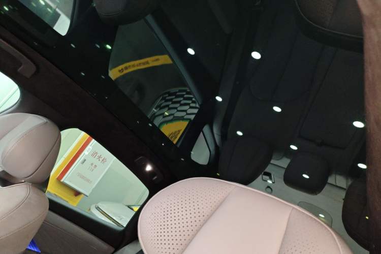 Used Nissan N7 2025 625 Max Headliner