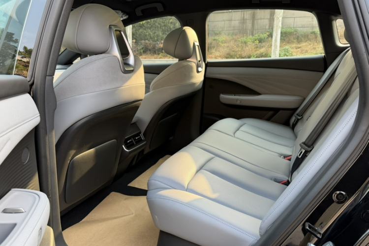 Used Nissan N7 2025 510 Air Interior 1