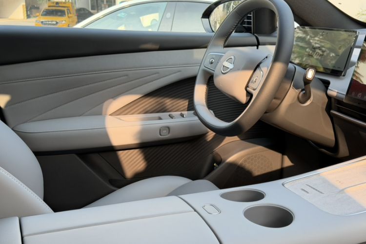 Used Nissan N7 2025 510 Air Interior 14