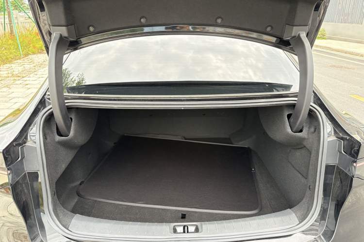 Used Nissan N7 2025 625 Max Interior 4