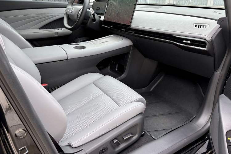 Used Nissan N7 2025 625 Max Interior 6
