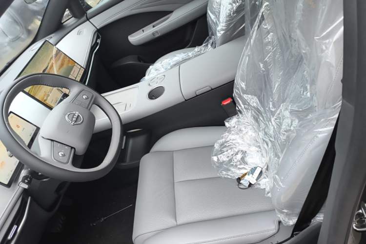 Used Nissan N7 2025 625 Pro Left Front Seat