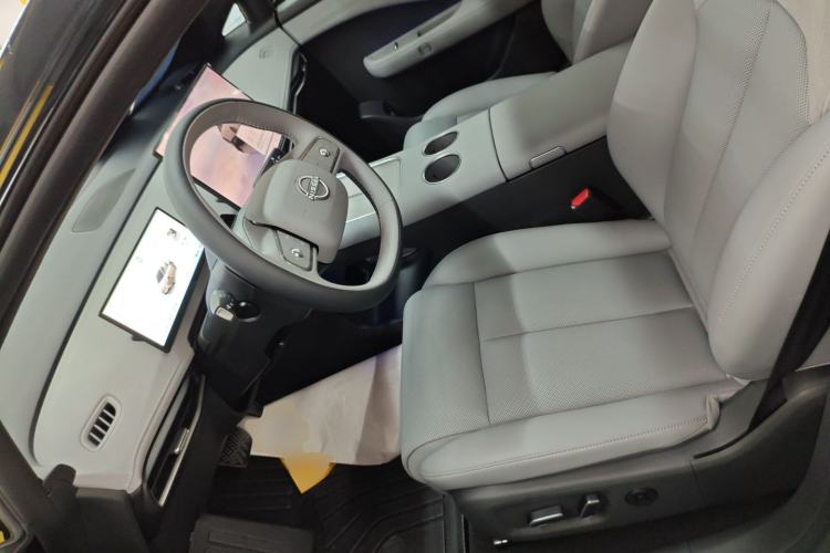 Used Nissan N7 2025 625 Max Left Front Seat