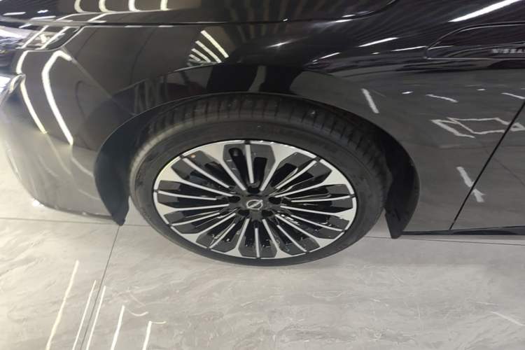 Used Nissan N7 2025 510 Pro Left Front Wheel Hub