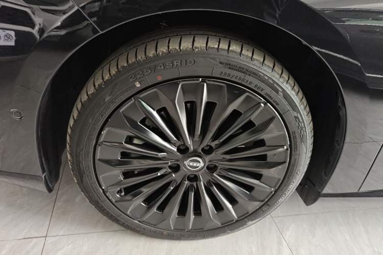 Used Nissan N7 2025 510 Max Left Front Wheel Hub