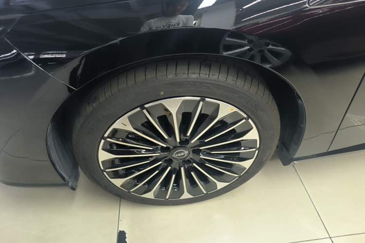 Used Nissan N7 2025 625 Max Left Front Wheel Hub