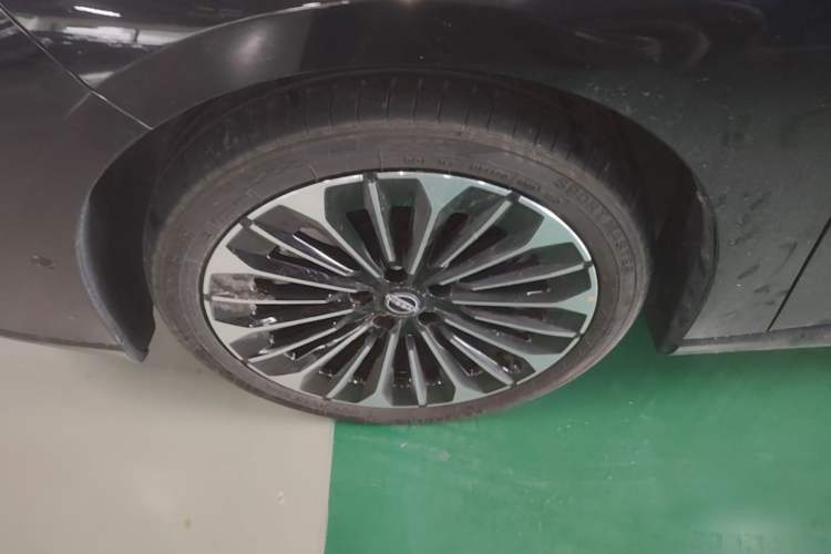 Used Nissan N7 2025 510 Max Left Front Wheel Hub