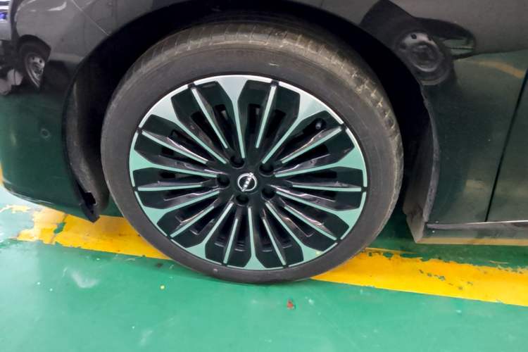 Used Nissan N7 2025 510 Max Left Front Wheel Hub