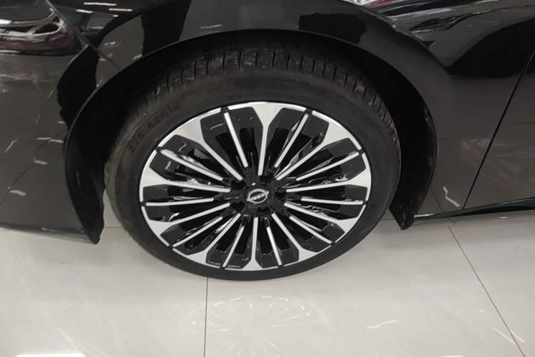 Used Nissan N7 2025 625 Pro Left Front Wheel Hub
