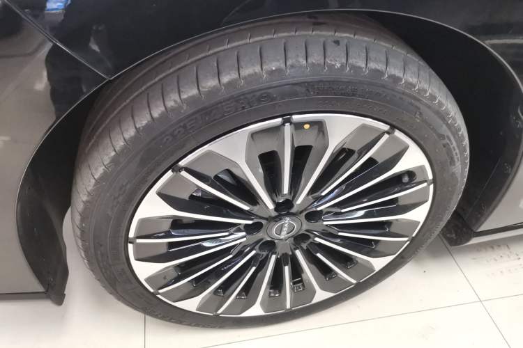Used Nissan N7 2025 510 Max Left Front Wheel Hub