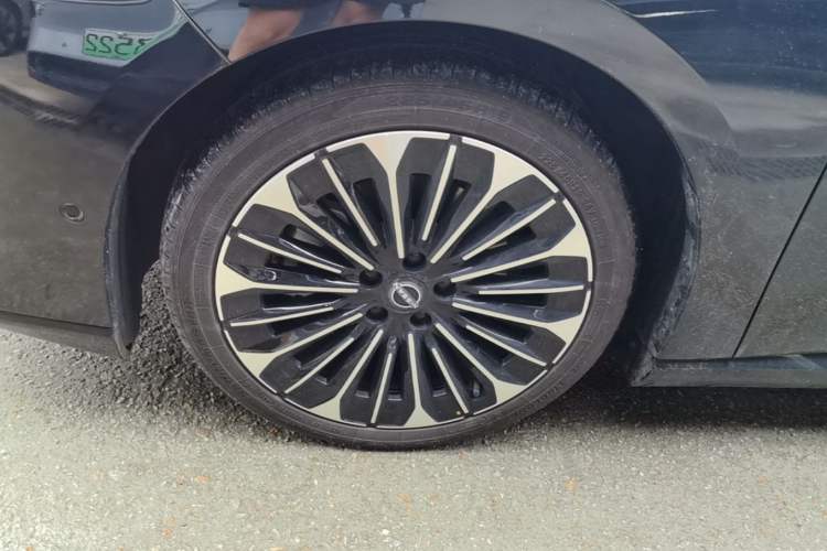 Used Nissan N7 2025 625 Max Left Front Wheel Hub