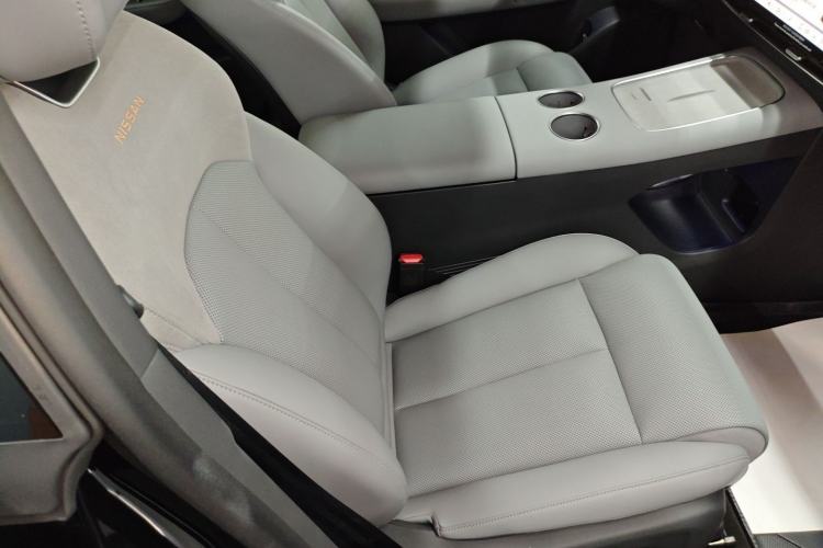 Used Nissan N7 2025 625 Max Right Front Seat