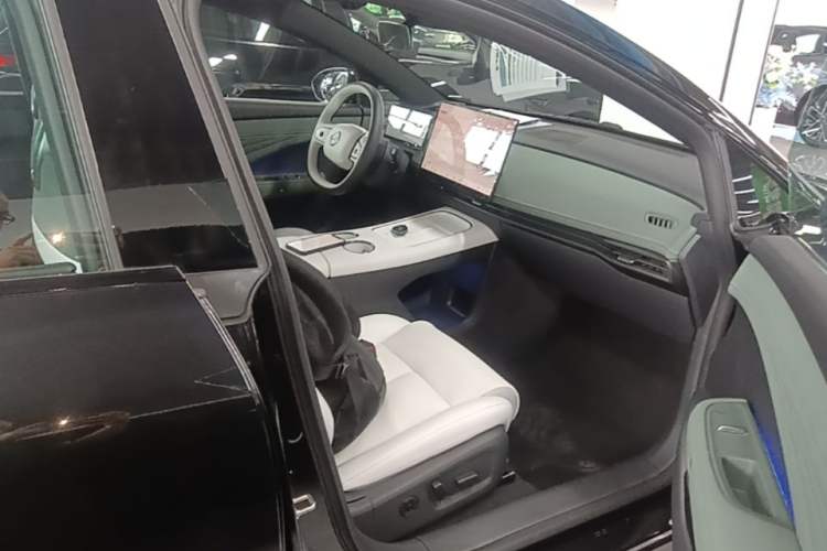 Used Nissan N7 2025 510 Pro Right Front Seat