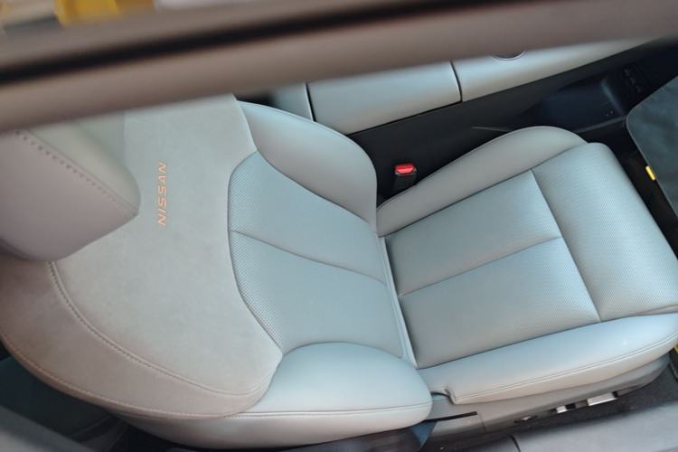 Used Nissan N7 2025 625 Max Right Front Seat