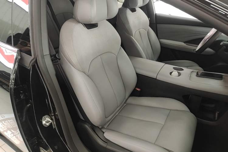 Used Nissan N7 2025 625 Pro Right Front Seat