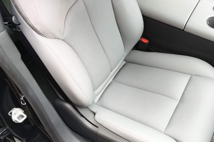 Used Nissan N7 2025 625 Max Right Front Seat
