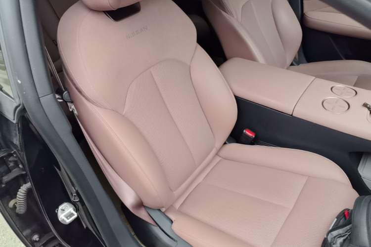 Used Nissan N7 2025 625 Max Right Front Seat
