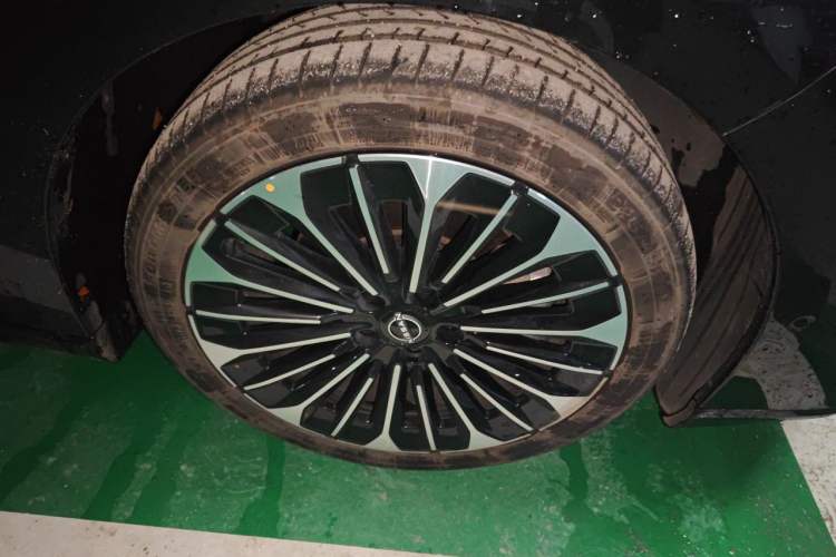 Used Nissan N7 2025 510 Max Right Front Wheel Hub