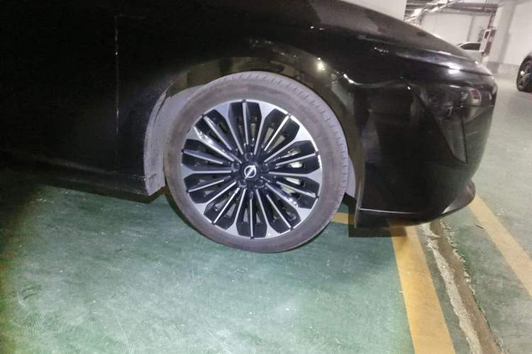 Used Nissan N7 2025 625 Pro Right Front Wheel Hub