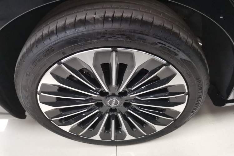 Used Nissan N7 2025 510 Max Right Rear Wheel Hub