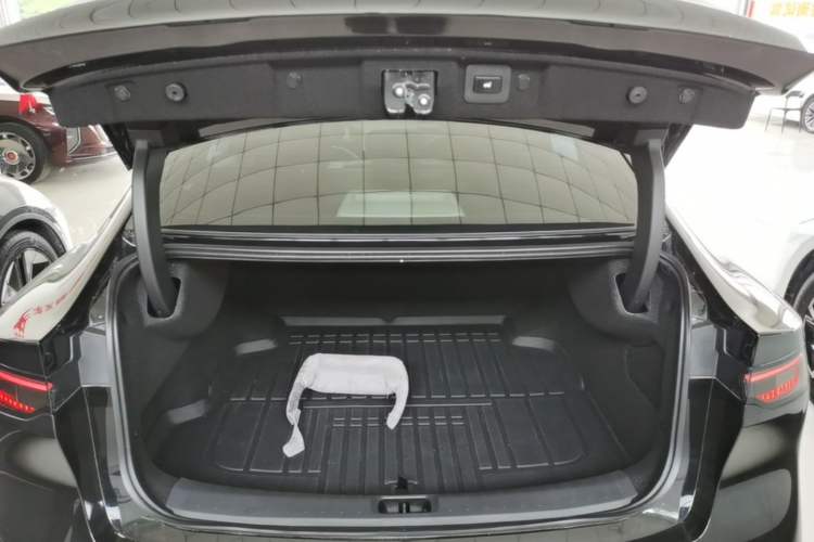 Used Nissan N7 2025 625 Max Trunk
