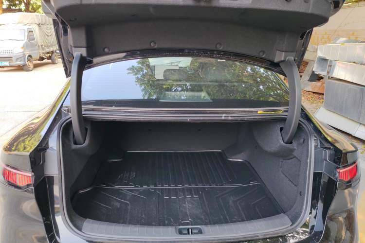 Used Nissan N7 2025 510 Pro Trunk
